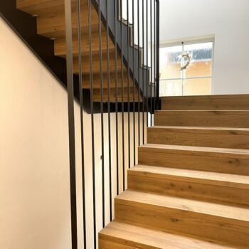 Holztreppe mit Stahlgeländer in Ulm