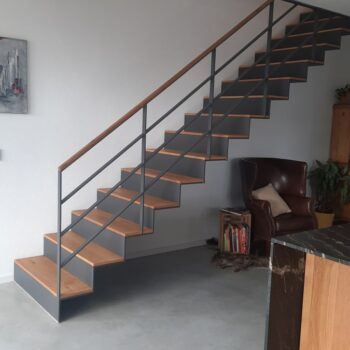 moderne Stahl-Faltwerktreppe mit Stufen aus Eiche und Stahlgeländer in Ulm